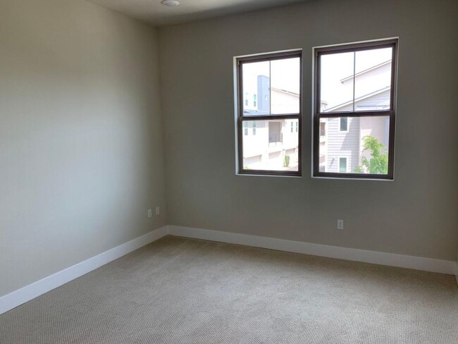 Building Photo - Beautiful 2 bedroom/2.5 bath unit at the C...