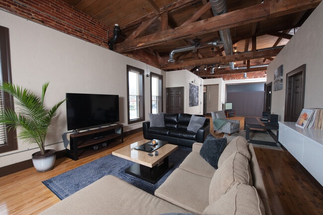 Building Photo - 2101 Beale Ave