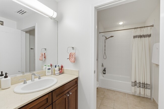 Building Photo - 222 S Racine Ave