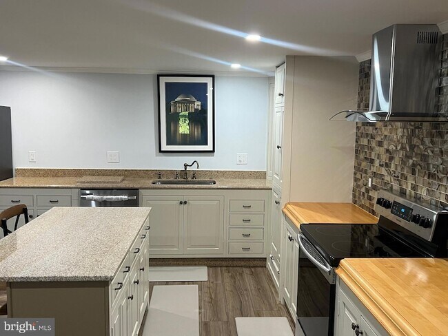 Building Photo - 216 Stern Cove