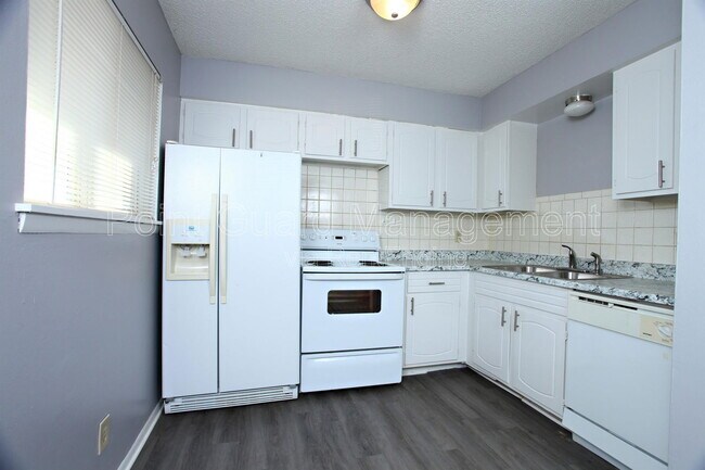 Building Photo - 515 N Dunsworth Ave