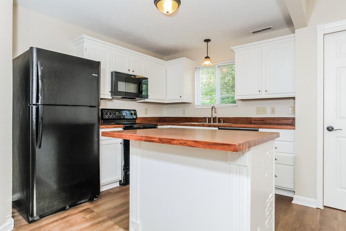 Building Photo - 5929 Hayden Dr