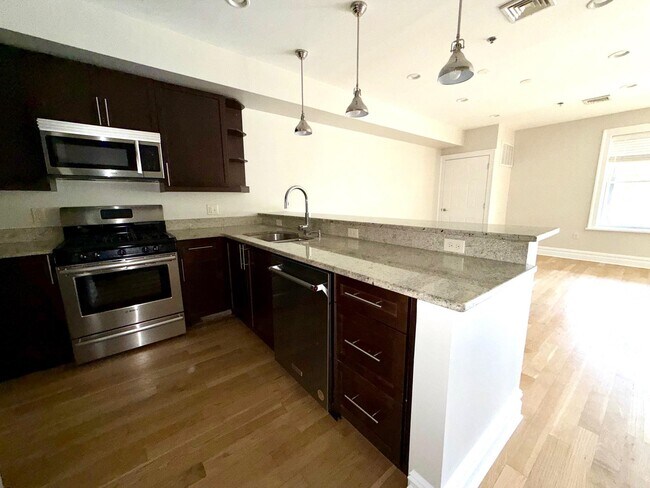 Building Photo - 703 Adams St