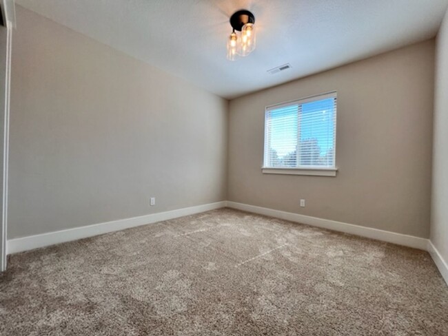 Building Photo - Beautiful Townhouse!