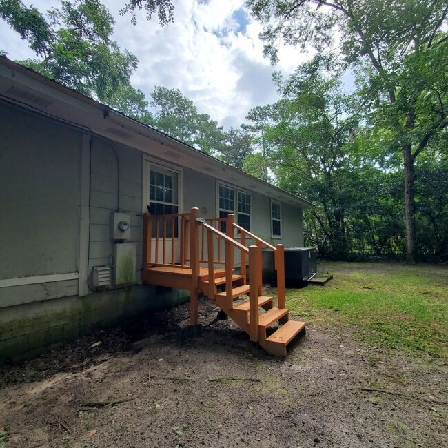 Building Photo - Spacious 3-Bedroom Home with Fireplace, an...