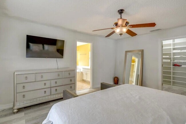 Building Photo - 739 Delancey Dr