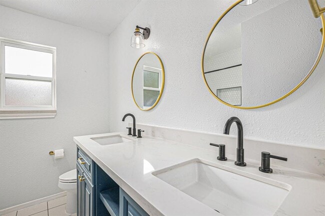 Building Photo - 2512 Village Cir Dr