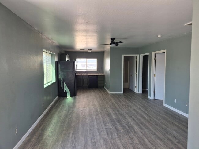 Building Photo - Pueblo Ave