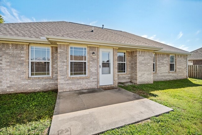 Building Photo - Beautiful Spacious Home w/ Community Clubhouse and Pool!