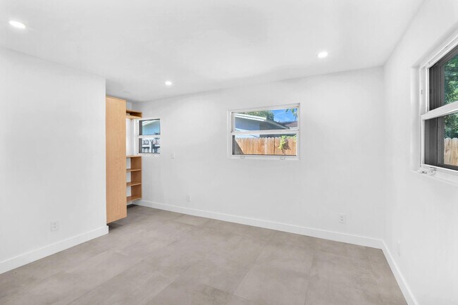 Building Photo - 4640 SW 25th Terrace