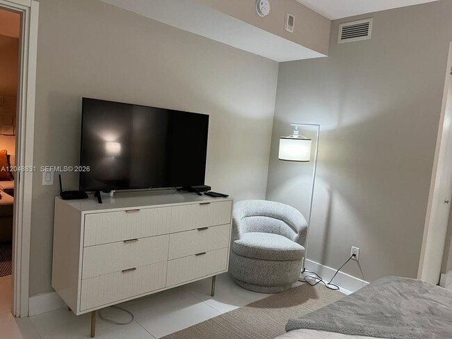 Building Photo - 1300 Brickell Bay Dr