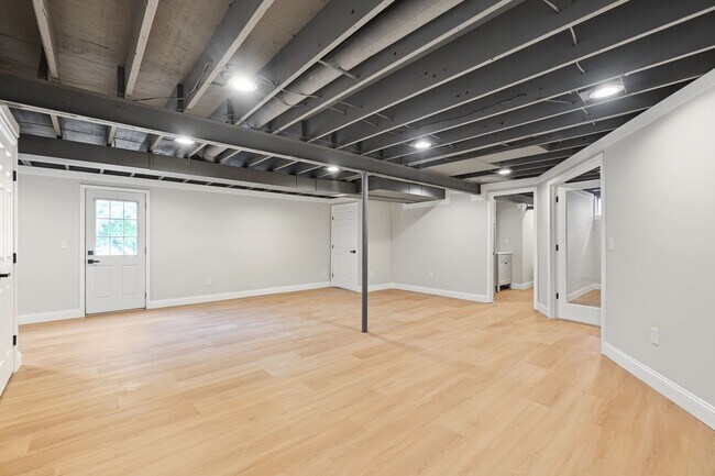 Building Photo - 2949 White Stable Dr