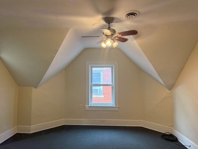 Building Photo - 337 W 6th St