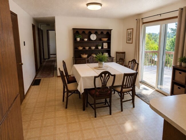 Building Photo - Beautiful 6 Bedroom Home in West Linn's Sunset Neighborhood with Huge Daylight Basement, Large Pr...