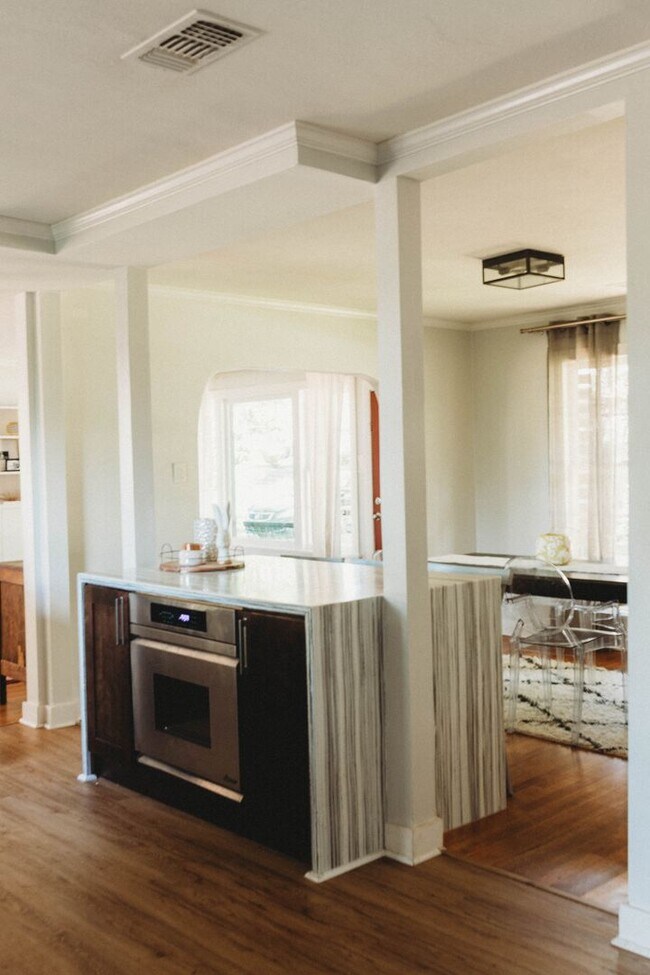 Building Photo - Call Peggy 501 676 1758