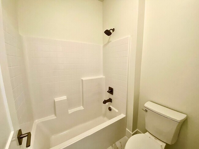 Building Photo - Beautiful Custom 6 Bedroom (2 Primary Bedr...