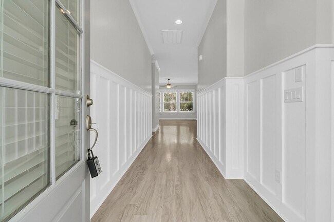 Building Photo - Newly Refreshed Single Story Home in Carol...