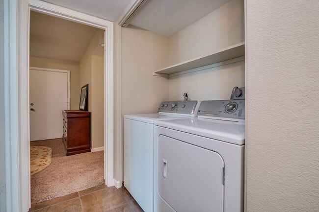 Building Photo - 460 N 64th Pl