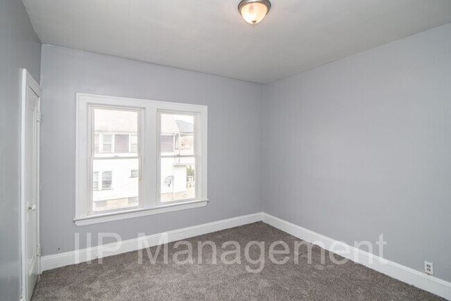 Building Photo - Charming and Refinished 2 Bedroom in Cleve...