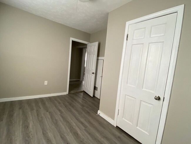 Building Photo - Beautiful 2 bedroom and 1 bath, 2 story ho...