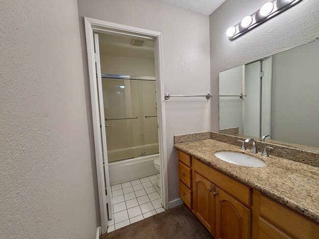 Building Photo - 1055 Mohr Ln