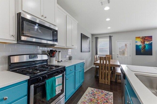 Building Photo - 2009 Los Olivios Wy