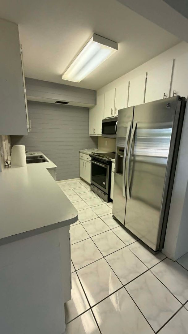 Building Photo - FIRST MONTHS RENT FREE!!! Beautiful 2 MASTER SUITE CONDO in Central Ft. Myers with Over 1200 Sqft.