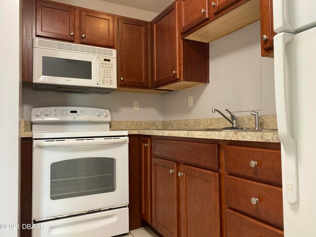 Building Photo - 732 N Halifax Ave