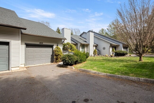 Building Photo - South Asheville Townhome