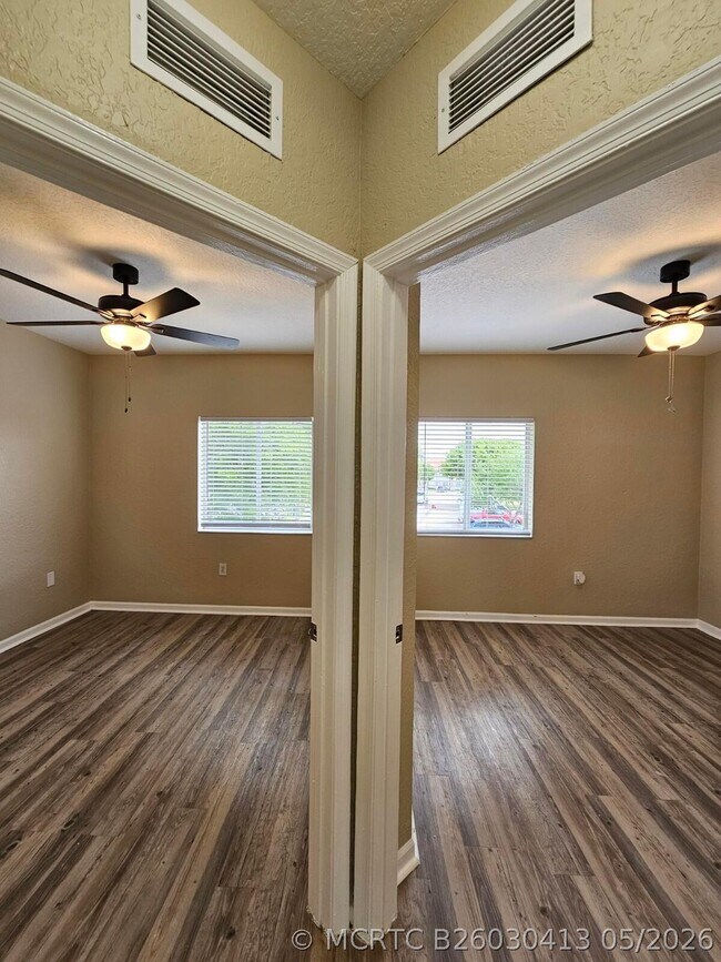 Building Photo - 1063 Golden Lakes Blvd