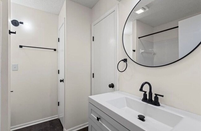 Building Photo - 602 SE Brentwood Dr