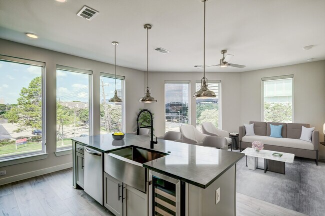 Building Photo - Spacious & Stylish Apt in Prime Galleria Area