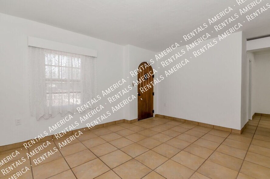 Building Photo - 1119 E Silver St