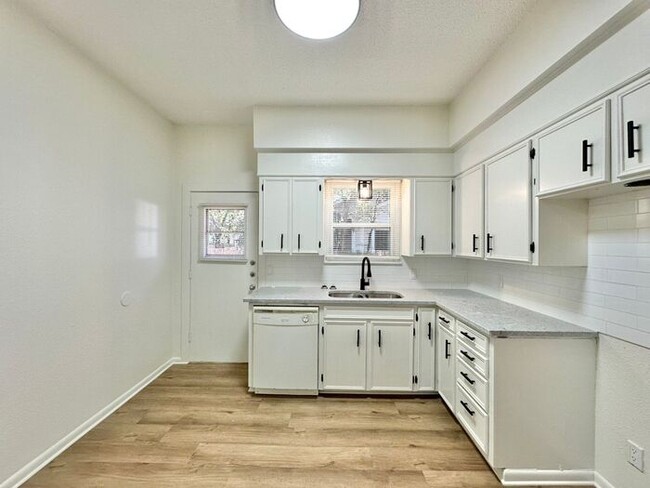 Building Photo - Tour Today! Newly Remodeled 1 Bedroom 1 Ba...