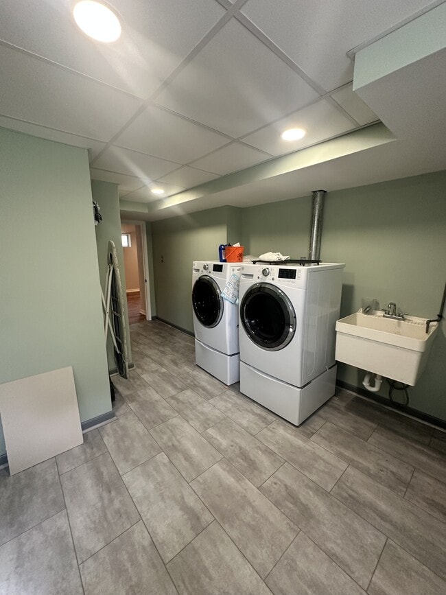 Building Photo - 4640 Newington Rd