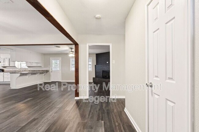Building Photo - 7009 Corona Dr