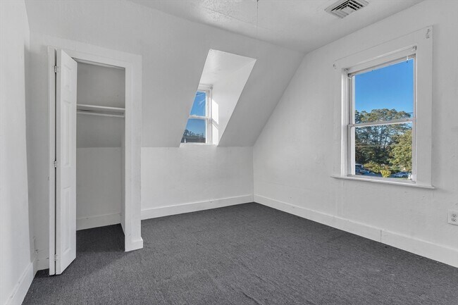 Building Photo - 13 Plain St