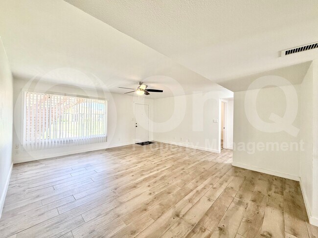Building Photo - 2113 E Dunbar Dr