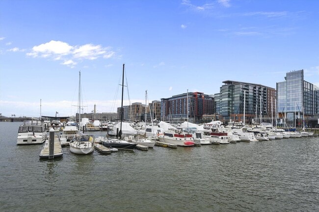 Building Photo - Chic Two-Level Condo in Prime SW Waterfront Location
