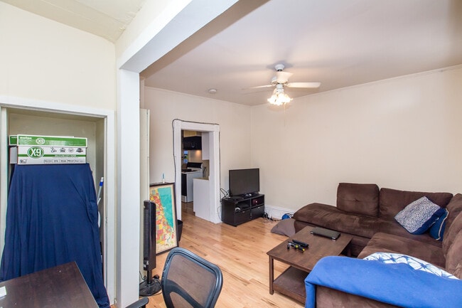 Building Photo - Wicker Park 1bed/1bath in AMAZING LOCATION! Internet & Laundry Included!