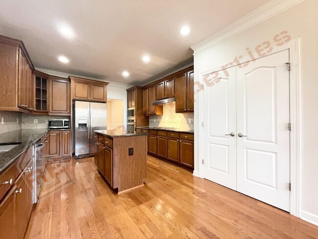 Building Photo - Lovely 5 Bedroom 4 Bathroom Single Family ...
