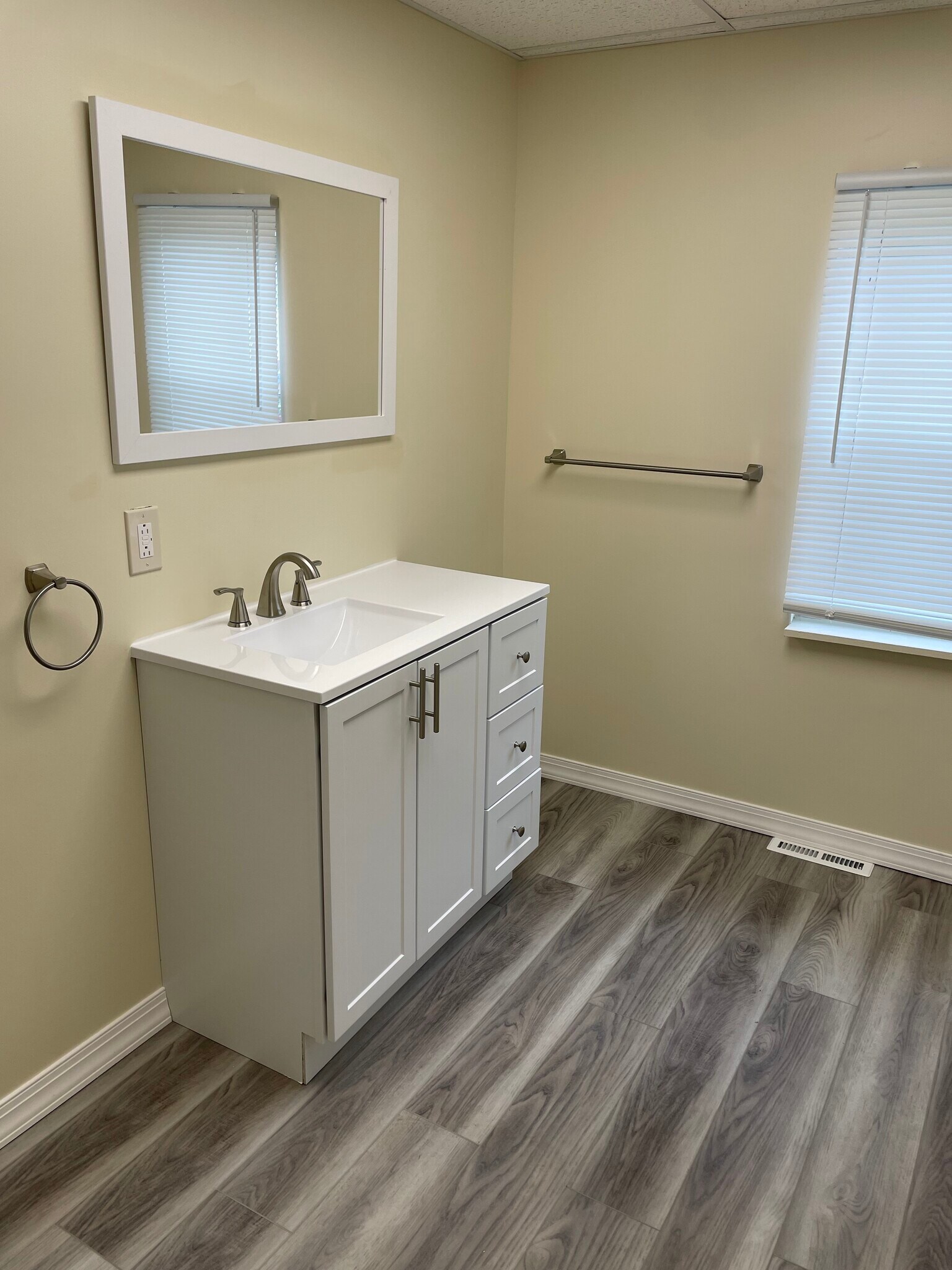 Building Photo - 553 Main St