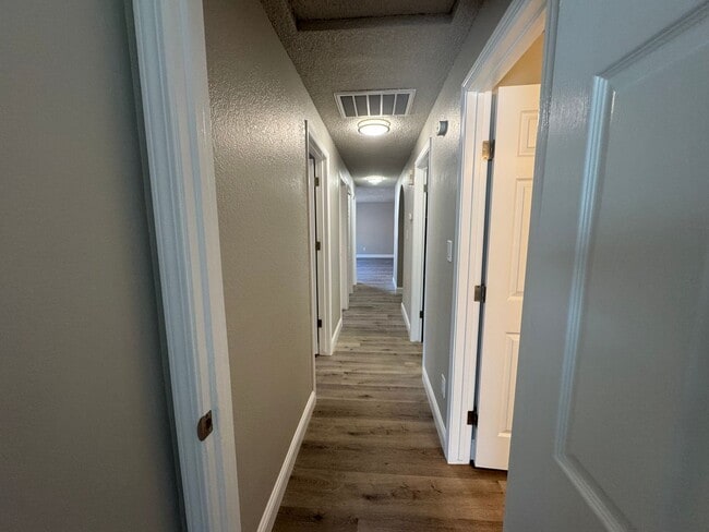 Building Photo - 3 bedroom, 2 bath, two car garage in Stead- pets welcome!
