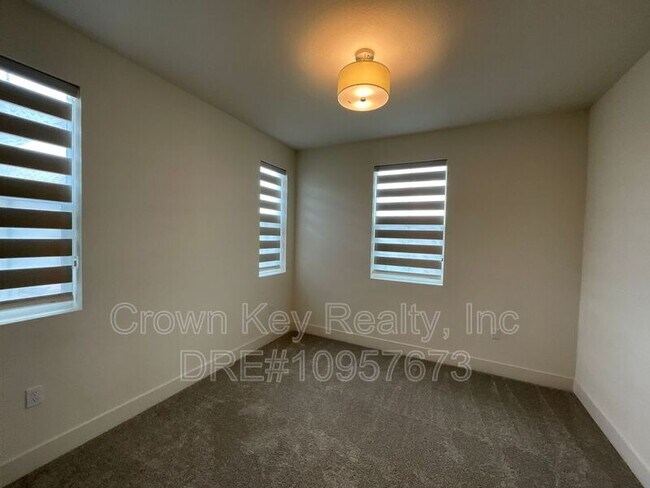 Building Photo - 7236 Diamond Ave