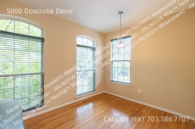Building Photo - 5000 Donovan Dr