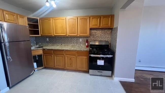 Building Photo - FRESHLY  RENOVATED 3 BEDROOMS/2 FULL BATHR...