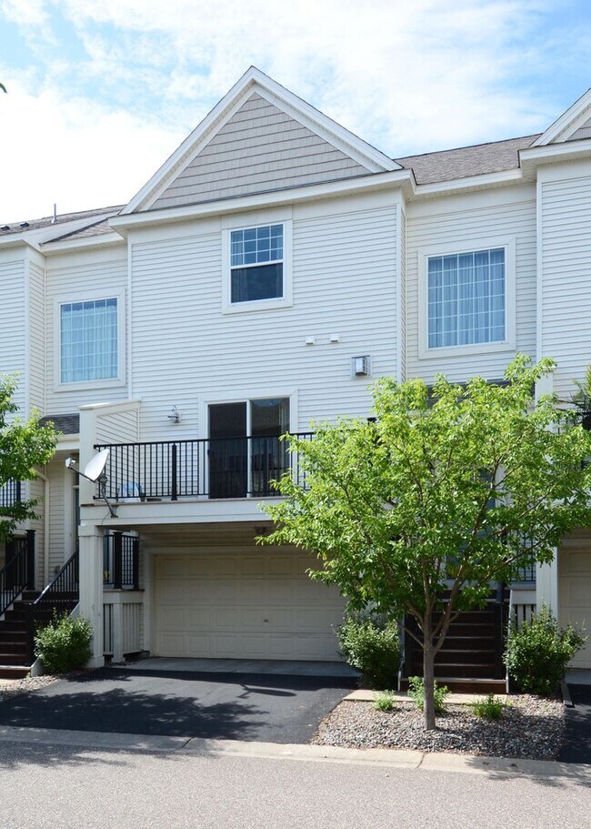 Building Photo - Spacious 4-Bed 3.5-Bath in Blaine - Available 6/10!