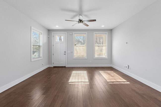 Building Photo - Available Now! 4 Bed, 3.5 Bath, Convenient Charlotte Park location!