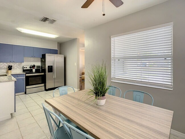 Building Photo - Available Today! Centrally Located St Pete House Furnished for Rent!