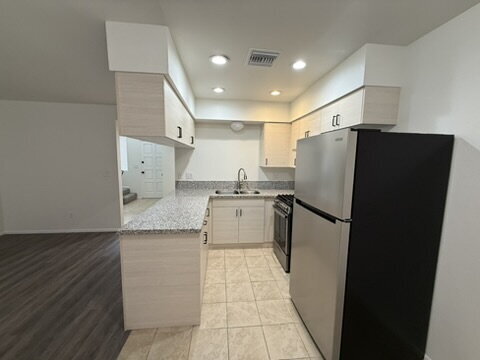 Building Photo - 3 bed 2 bath with garage $1,400 Rent